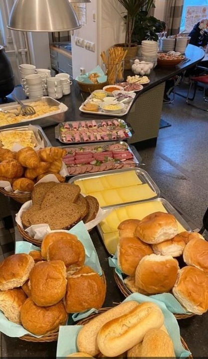 Bar met brood en beleg