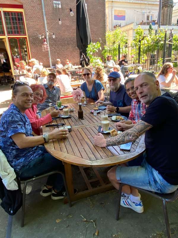 GRoepsfoto aan tafel