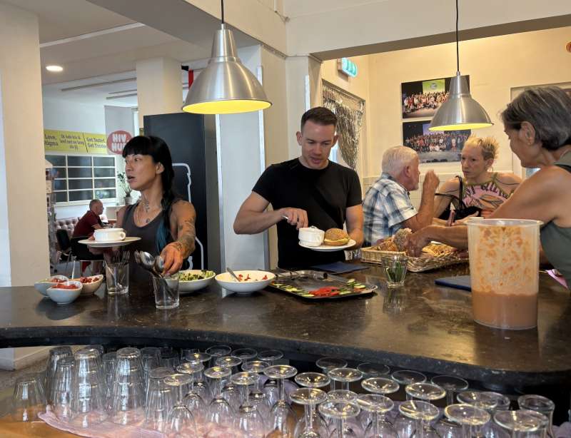 Bezoekers aan de bar met Josje.klein